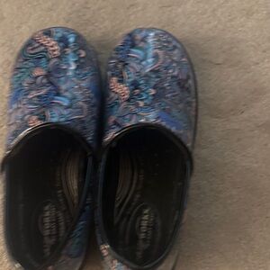 Women blue clogs